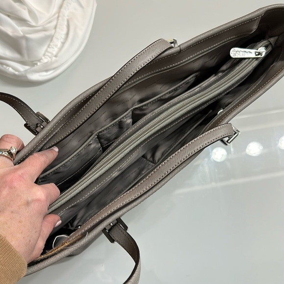 Micheal Kors Large Tote w original dust bag - Picture 10 of 11